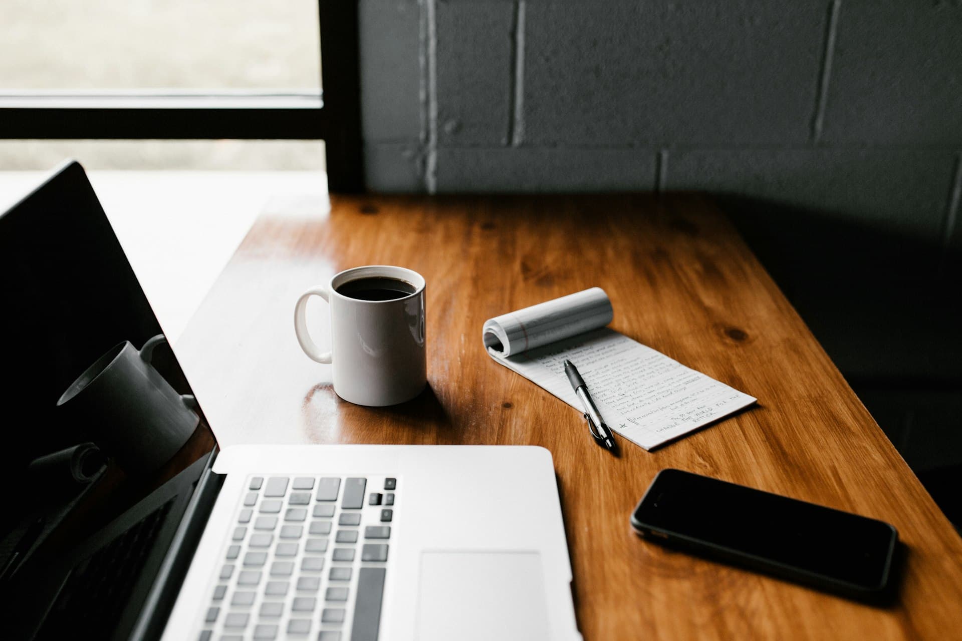 Espace de travail avec ordinateur portable et carnet de notes