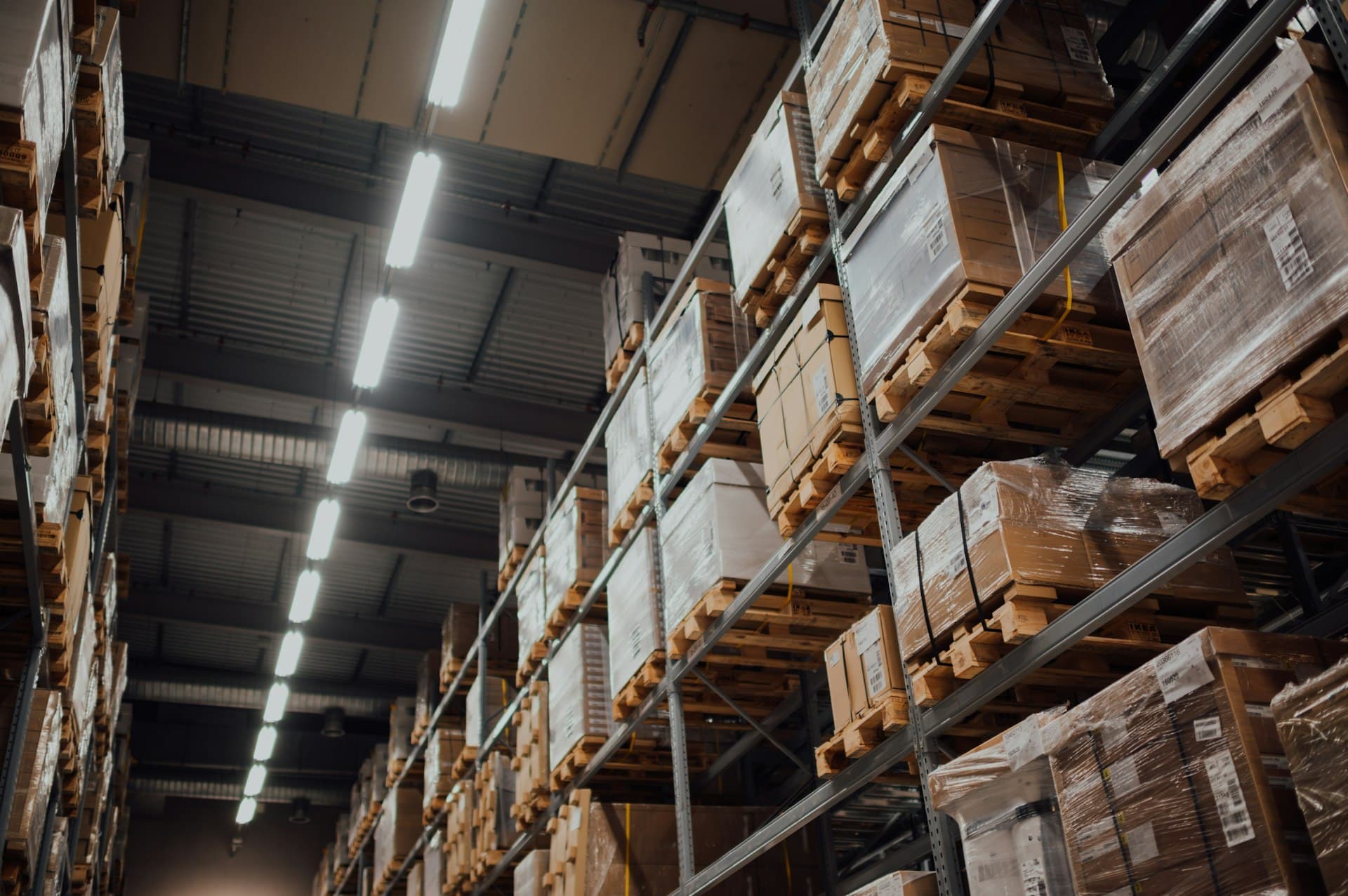 Entrepôt logistique avec rayonnages de stock