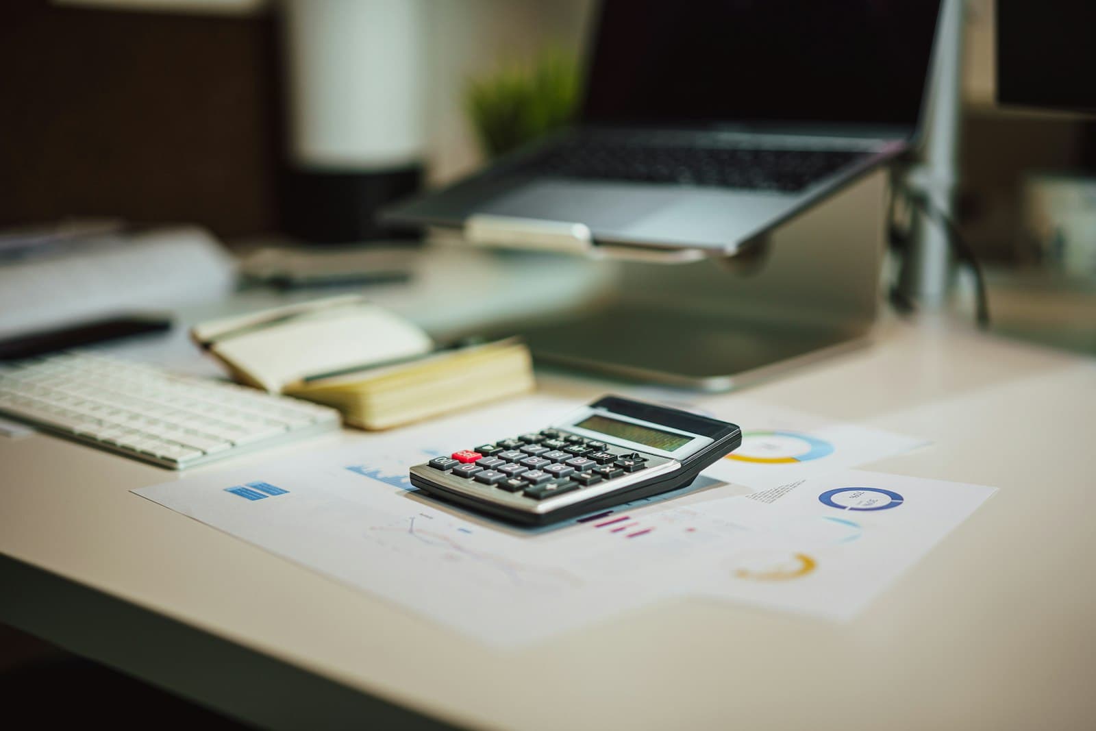 Documents comptables et fiscaux sur un bureau