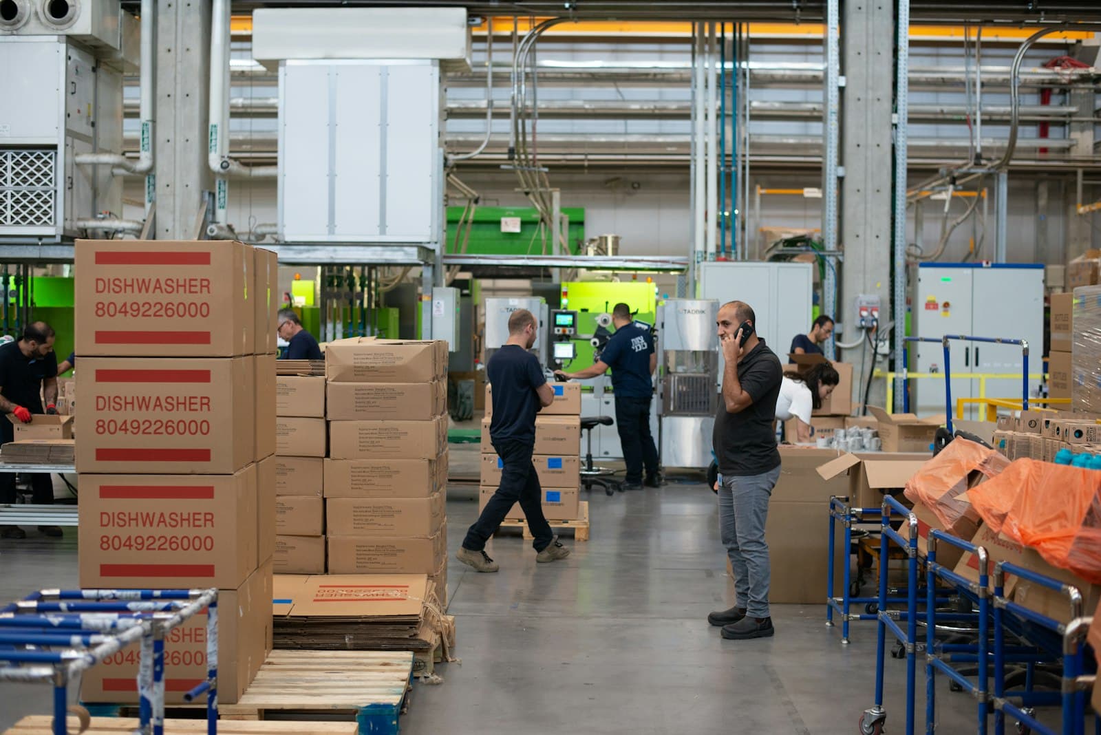 Entrepôt de production avec cartons de produits empilés