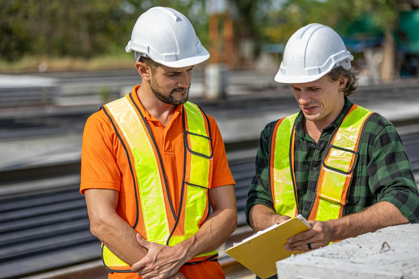 Conducteur de travaux consultant des plans sur chantier