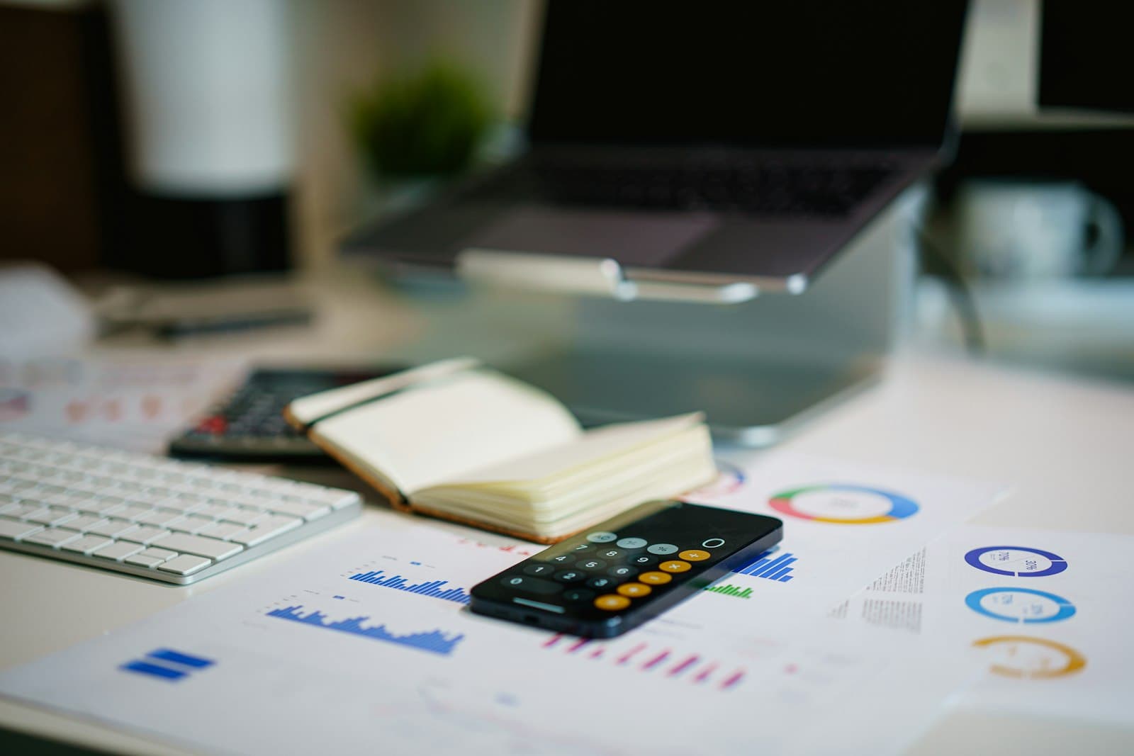Bureau de comptabilité avec documents financiers
