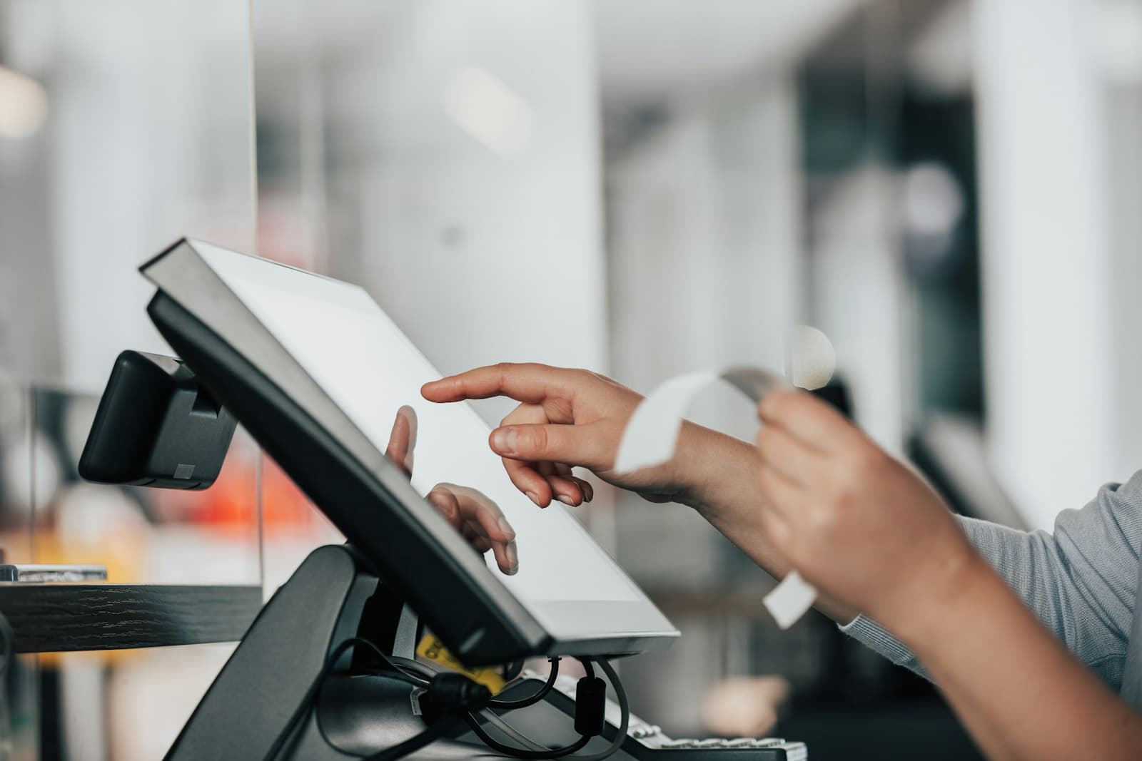 Vendeur encaissant un client en boutique